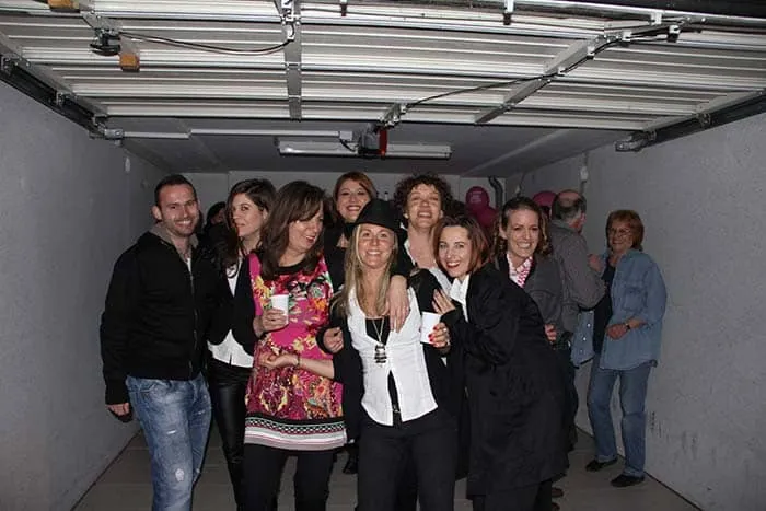 Gruppenfoto der Gäste beim Jubiläumsfest von Creativ Haarstudio in München-Großhadern.
