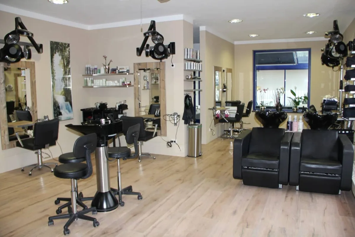 Heller Innenraum des Friseursalons Creativ Haarstudio in München-Großhadern.